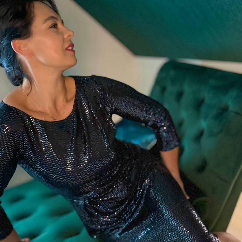 Błyszcząca sukienka z delikatnymi draperiami