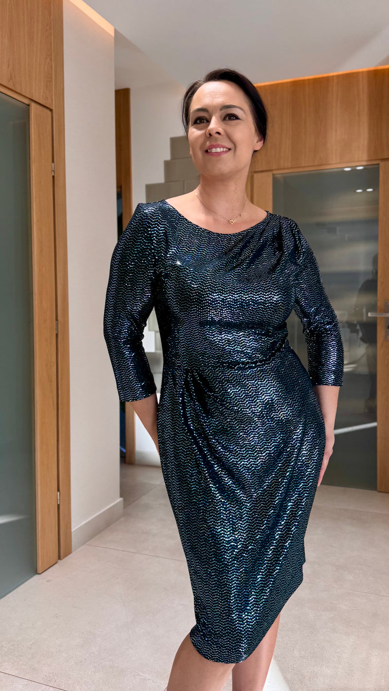 Błyszcząca sukienka z delikatnymi draperiami