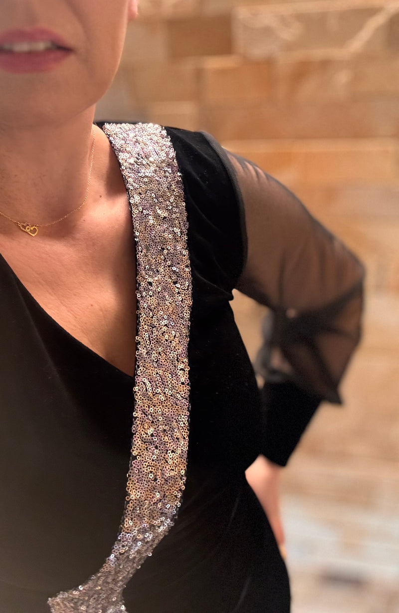 Ekskluzywna sukienka welurowa z ozdobnym pasem cekinowym