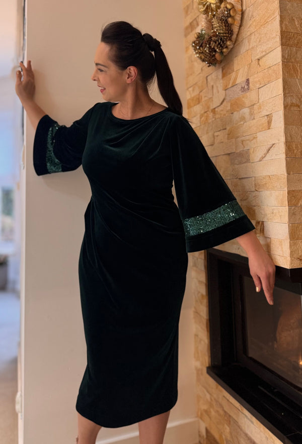 Szmaragdowa sukienka z weluru z elementem cekinowym