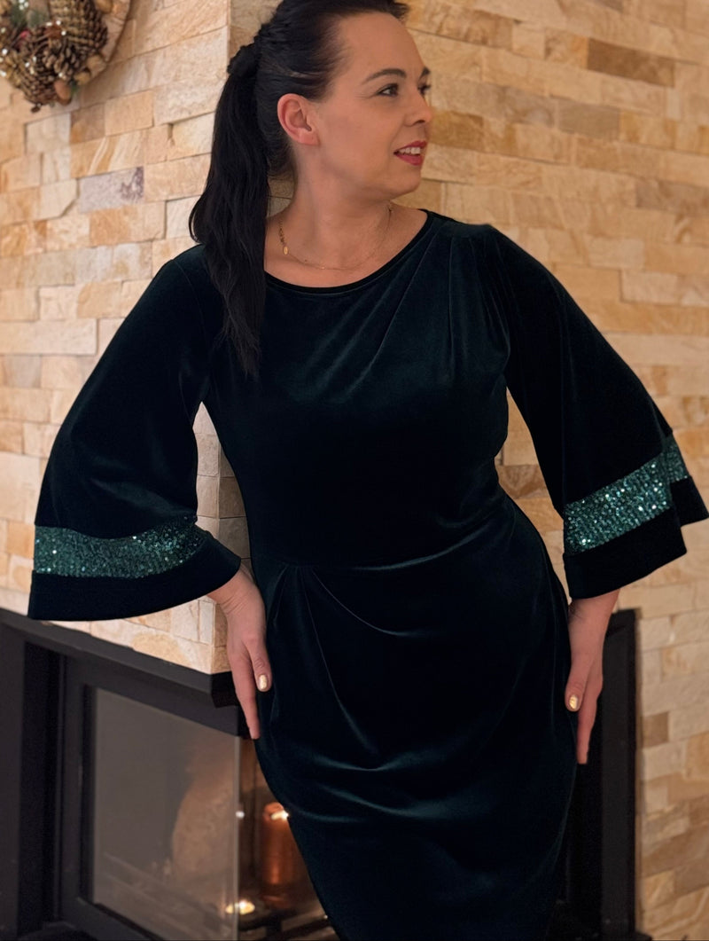 Szmaragdowa sukienka z weluru z elementem cekinowym