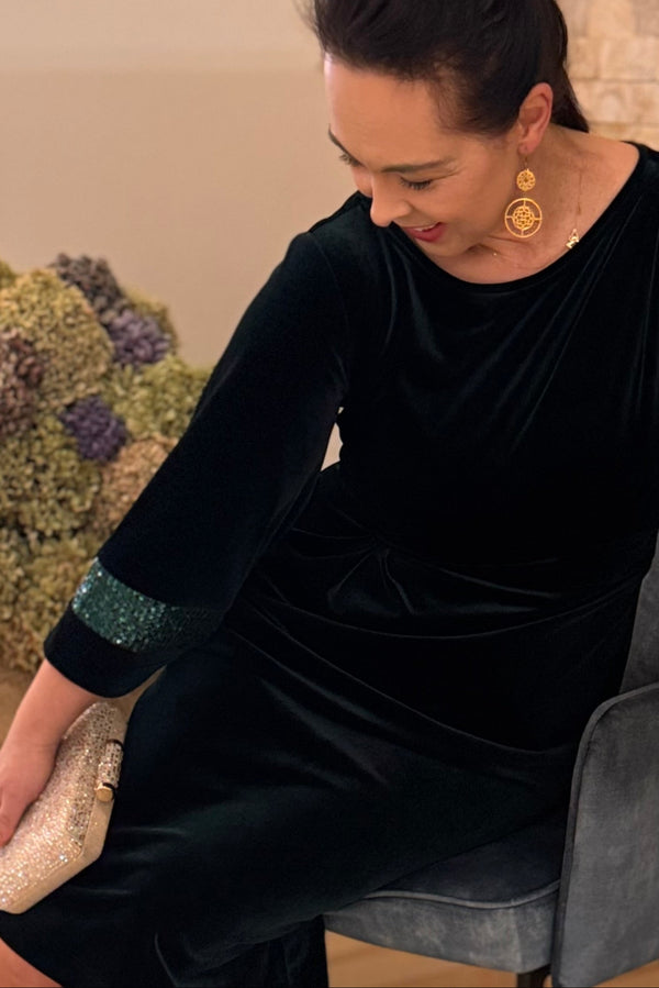 Szmaragdowa sukienka z weluru z elementem cekinowym