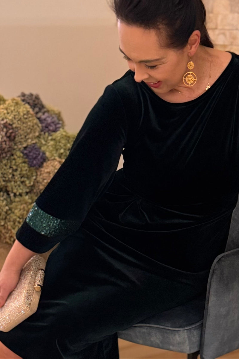 Szmaragdowa sukienka z weluru z elementem cekinowym