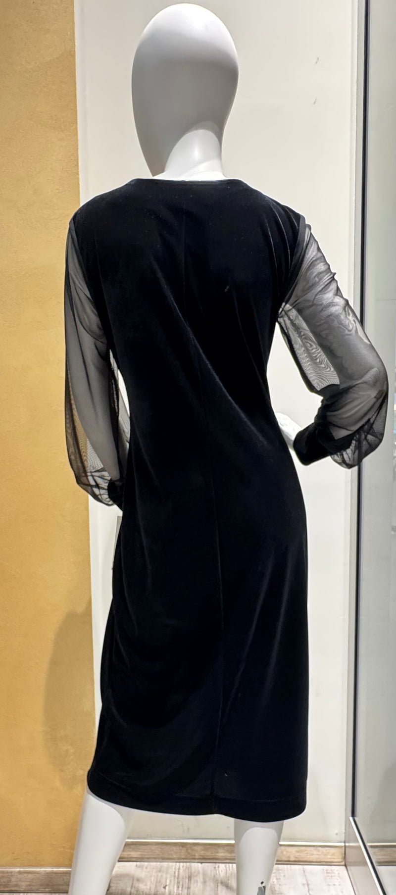 Ekskluzywna sukienka welurowa z ozdobnym pasem cekinowym