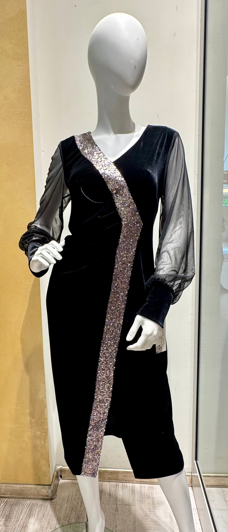 Ekskluzywna sukienka welurowa z ozdobnym pasem cekinowym