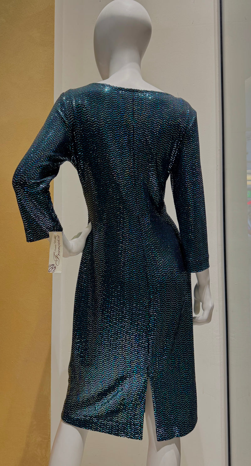 Błyszcząca sukienka z delikatnymi draperiami